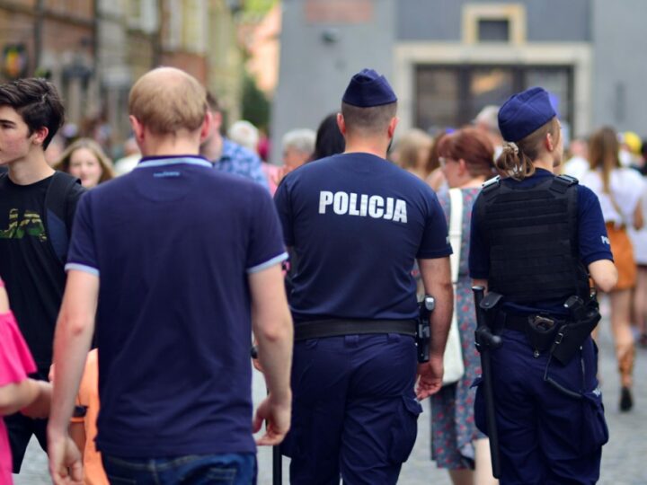 Wizyta funkcjonariuszy policji w przedszkolu w Chłapowie – lekcja bezpieczeństwa dla najmłodszych