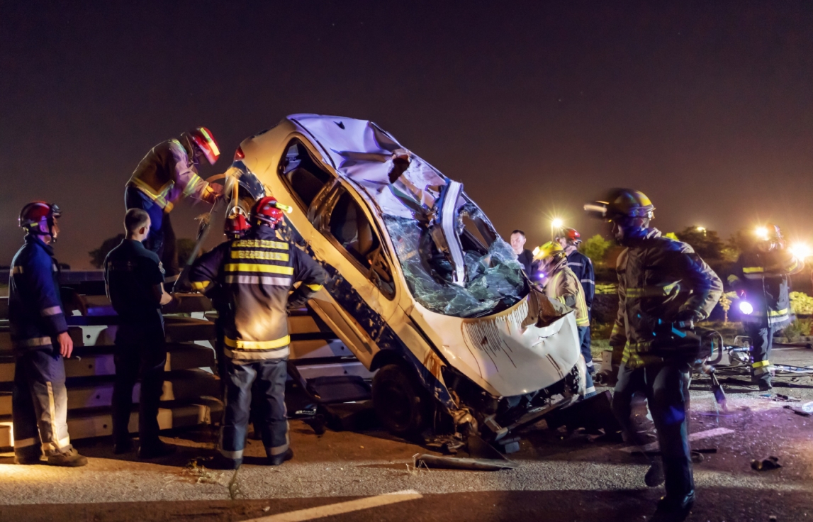 Zdarzenie drogowe z udziałem 26-latka w Sierakowicach – niedzielne zderzenie samochodu z drzewem