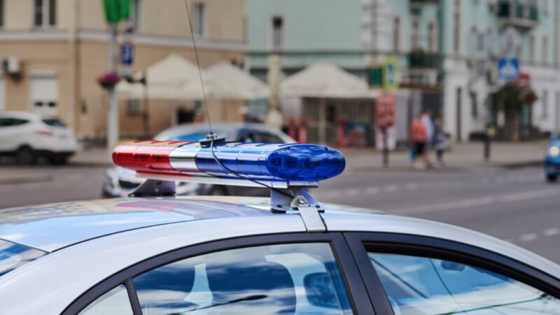 Władysławowo: Dzielnicowi z Komisariatu Policji edukują młodzież szkolną na temat bezpieczeństwa i praworządności