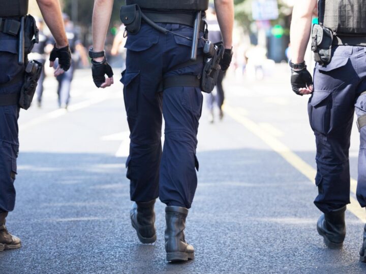 Wspieranie młodzieży przez policjantów z puckiej komendy w czasie egzaminu dojrzałości