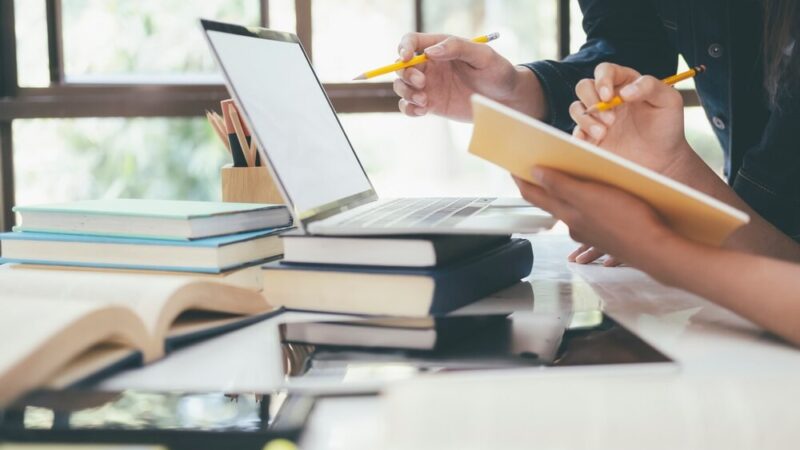 Zaczarowana ławka – nowa przestrzeń dla małych miłośników książek w Władysławowie”